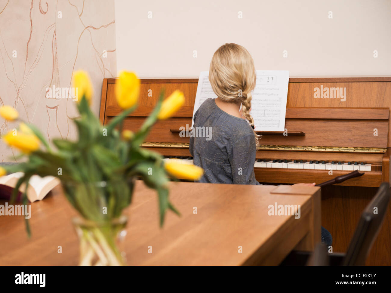 Rückansicht des Mädchen am Klavier im Speisesaal Stockfoto
