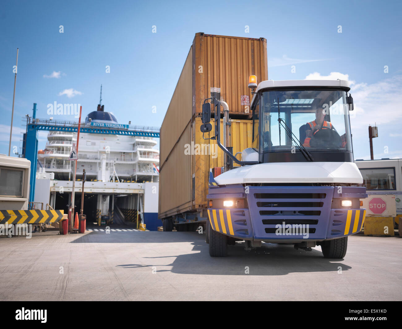 LKW entladen der Container von der Fähre zum Hafen Stockfoto