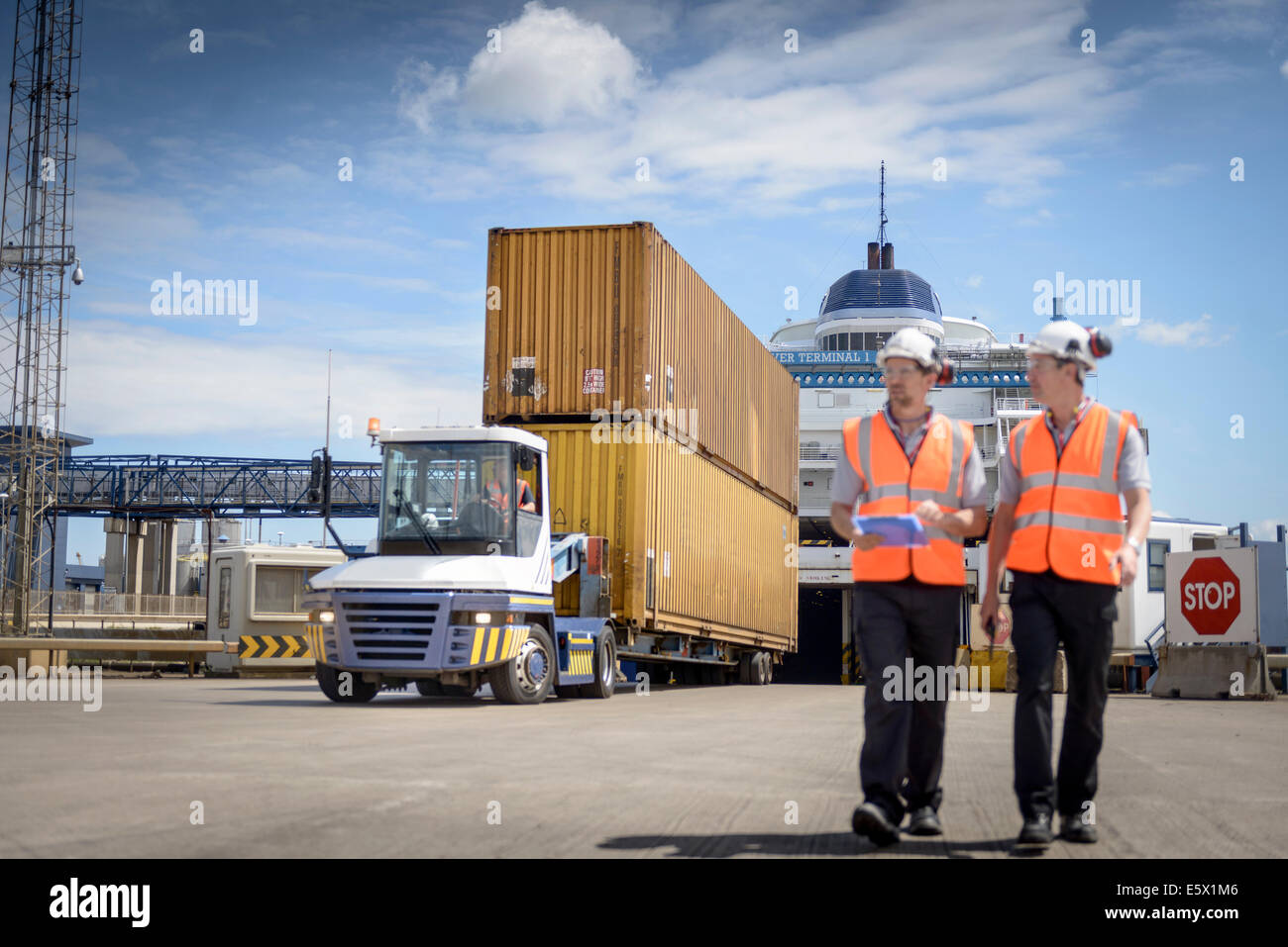Frachtcontainer auf dem schiff Fotos und Bildmaterial in hoher Auflösung Alamy