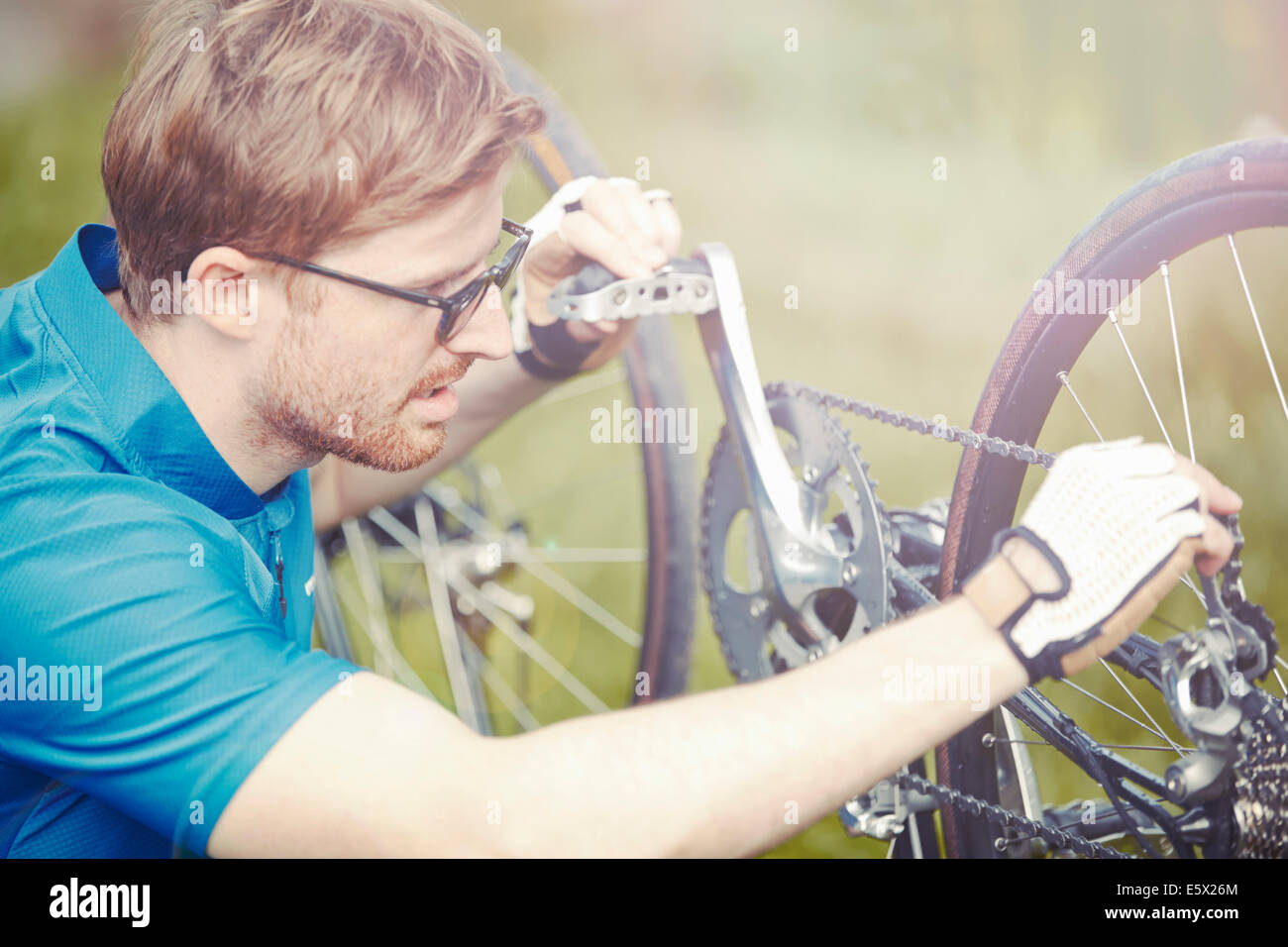 Fahrradkette Radfahrer ausbessern Stockfoto