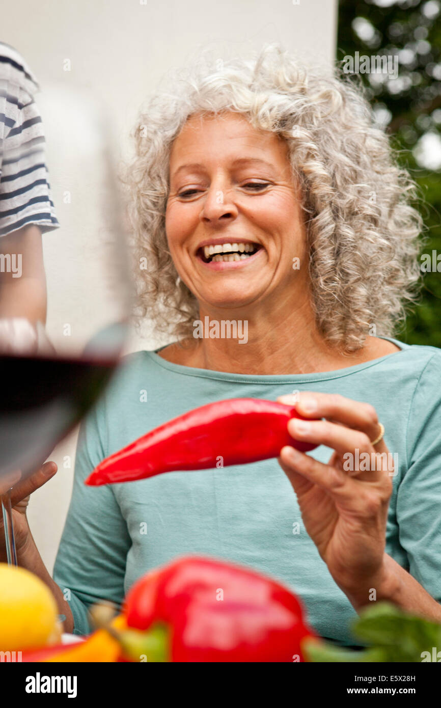 Reife Frau hält eine roter Pfeffer Stockfoto
