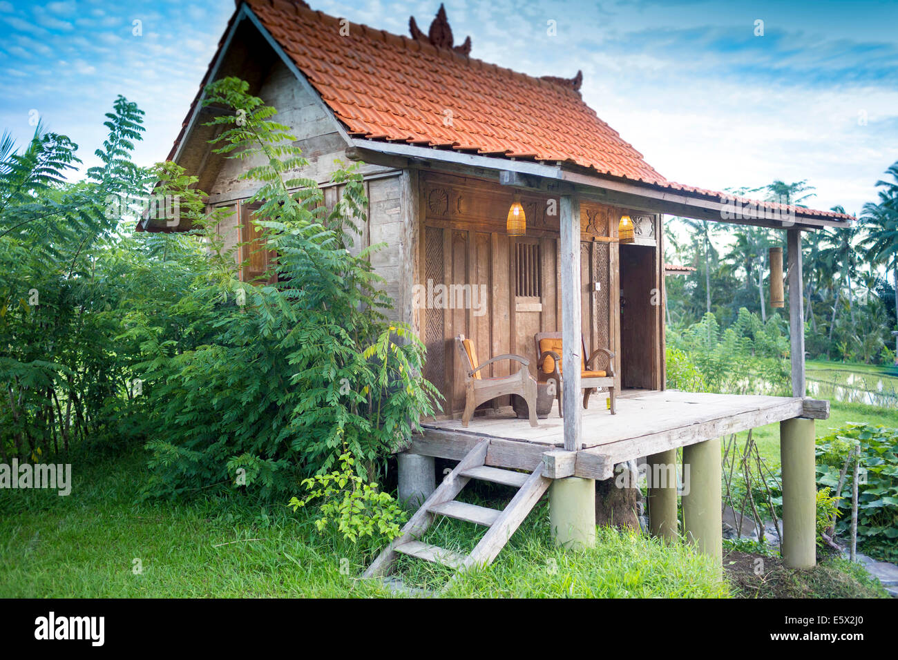 Stelzen-Haus-Ferienwohnung mit Veranda, Ubud, Bali, Indonesien Stockfoto