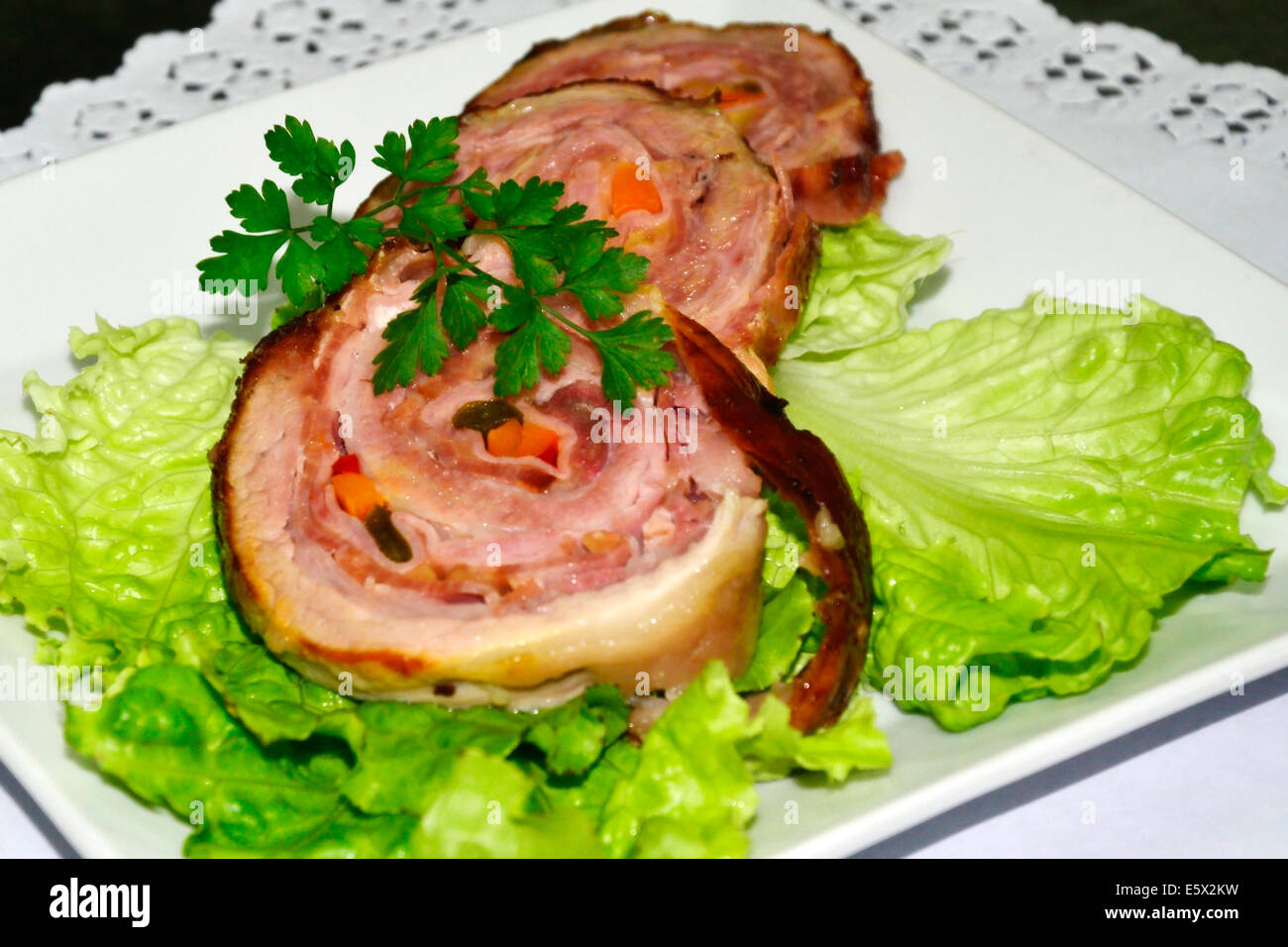 Hackbraten mit Petersilie auf Salatblättern Stockfoto