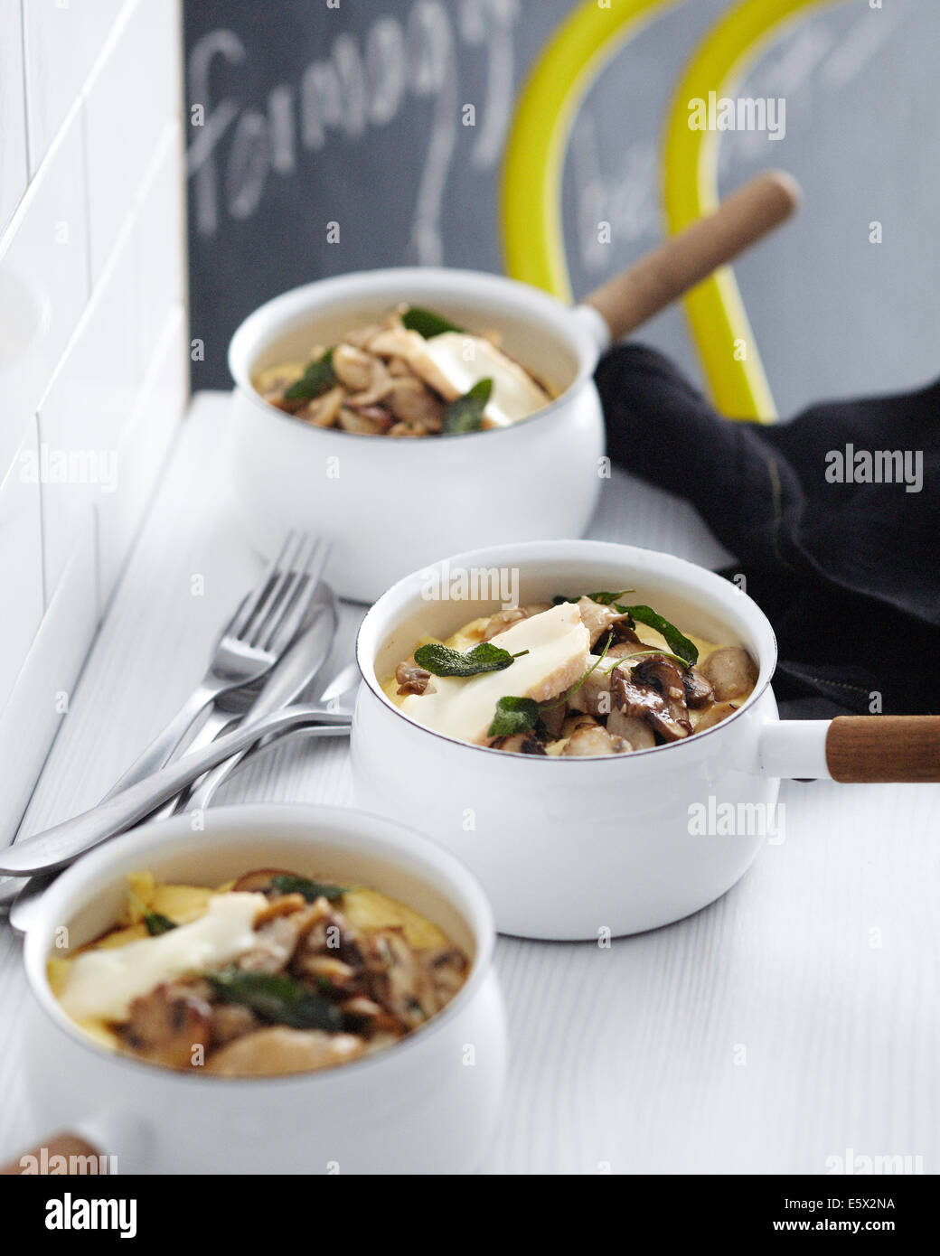 Schalen mit Steinpilzen Pilzsuppe, Pecorino, Trüffel Öl mit Salbei garnieren an Café-Zähler Stockfoto