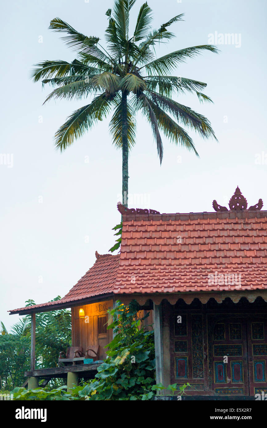 Stelzenläufer Haus Ferienwohnungen mit Balkon, Ubud, Bali, Indonesien Stockfoto