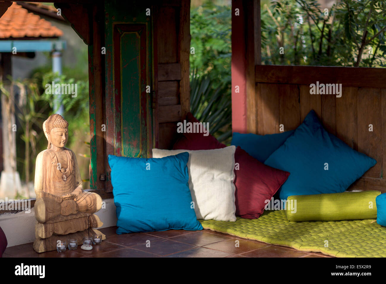 Stelzenläufer Haus Ferienwohnung, sitzen Zimmer Interieur, Ubud, Bali, Indonesien Stockfoto