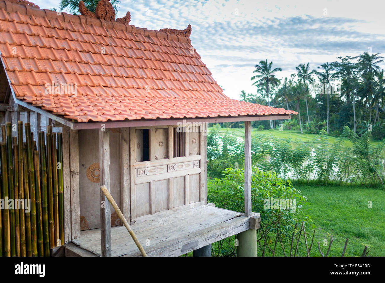 Stelzen-Haus-Ferienwohnung mit Balkon, Ubud, Bali, Indonesien Stockfoto