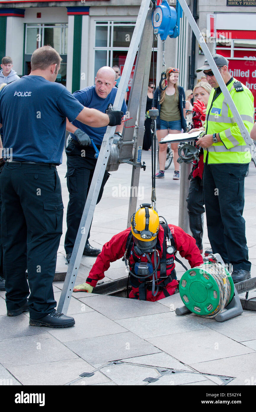 Cardiff, Glamorgan, UK. 7. August 2014. Polizei durchzuführen Routine Sicherheits-Check von unterirdischen Tunneln, Kanalisation, service-Kanäle etc. im Zentrum von Cardiff City. Bildnachweis: Graham M. Lawrence/Alamy Live-Nachrichten. Stockfoto