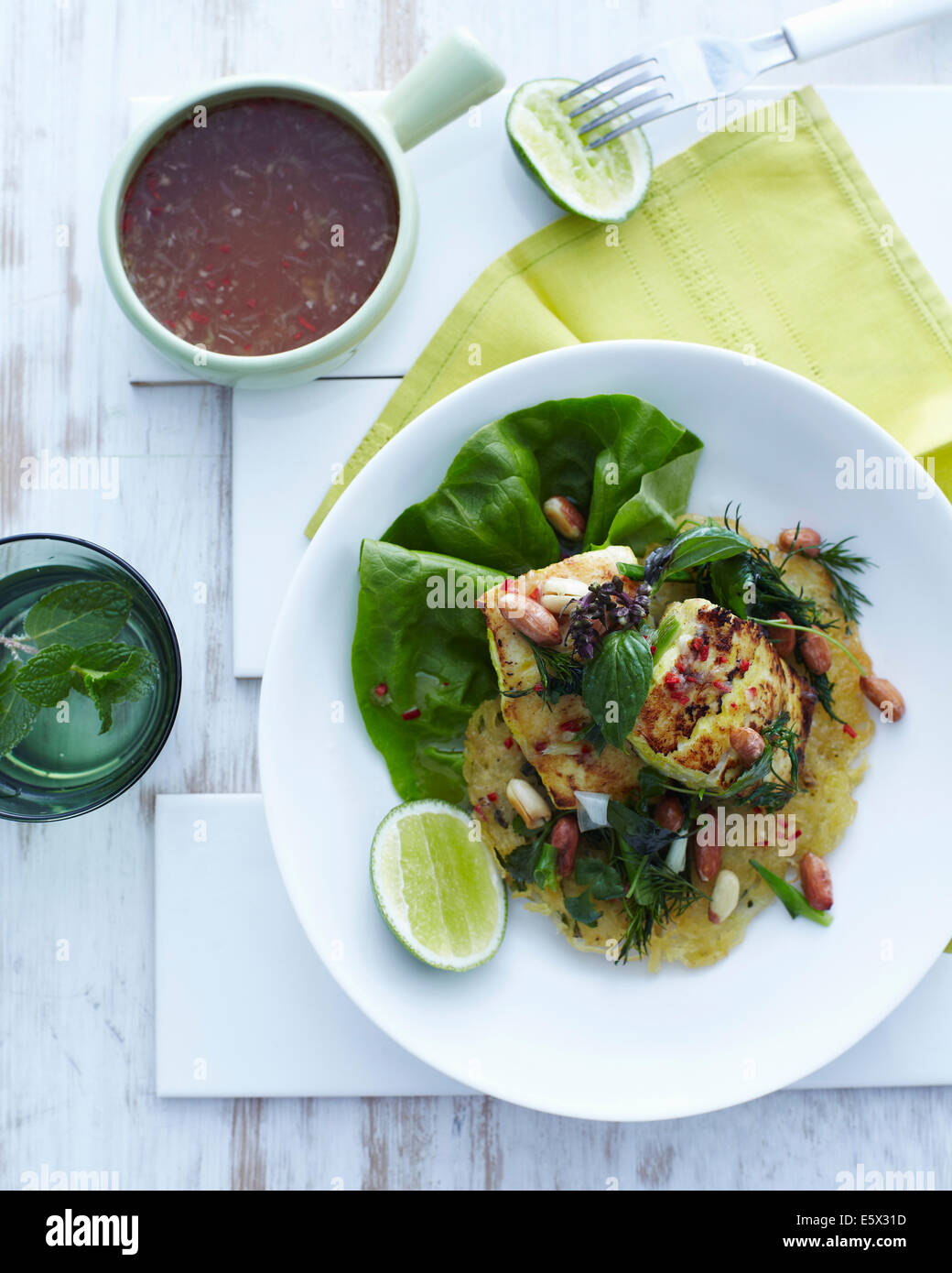 Teller mit Hanoi gegrillter Fisch mit Salat und Kräuter garnieren Stockfoto