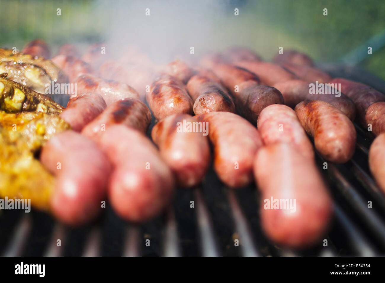 Würstchen gegrillt am Grill. Stockfoto