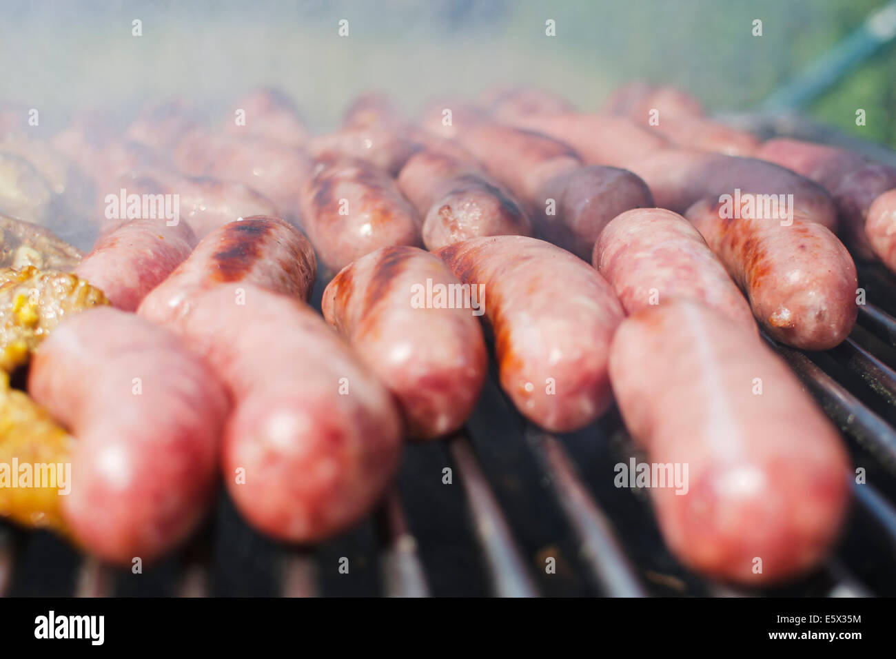 Würstchen gegrillt am Grill. Stockfoto