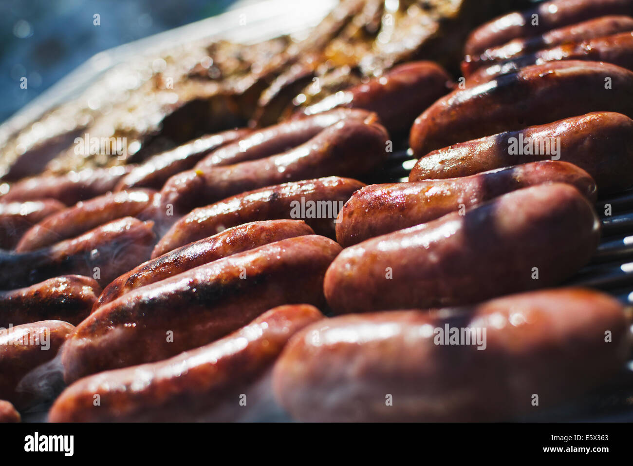 Würstchen gegrillt am Grill. Stockfoto