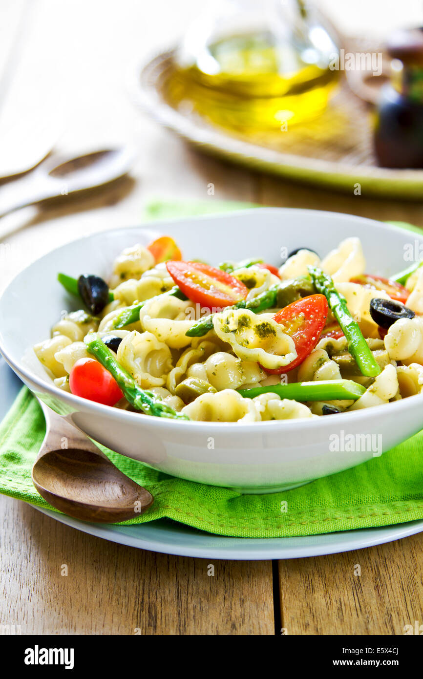 Gnocchi mit Spargel und Oliven Salat in Pesto-dressing Stockfoto