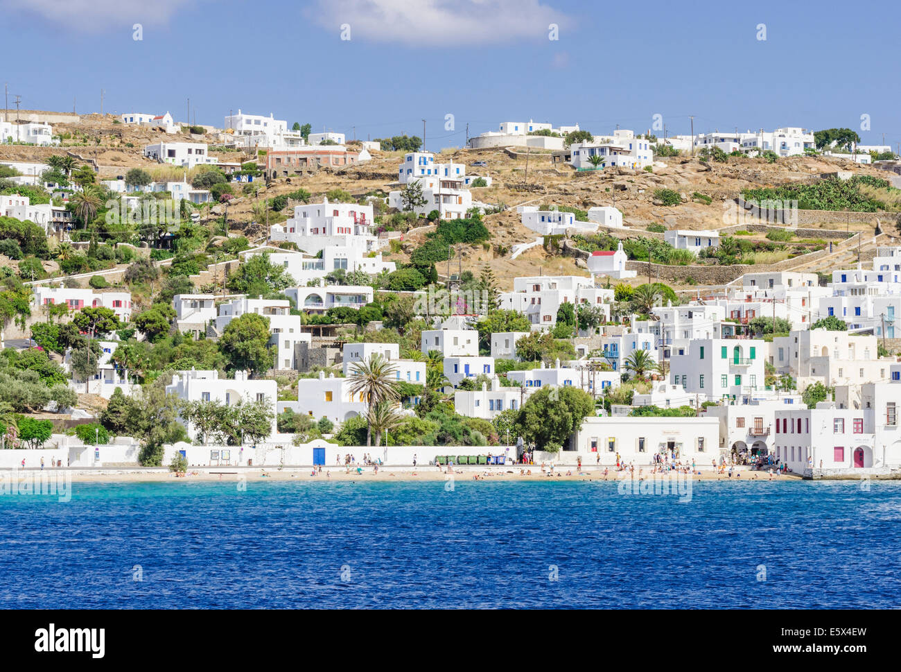 Mykonos-Stadt-Strand mit den weiß getünchten Chora hinter, Mykonos, Kykladen, Griechenland Stockfoto