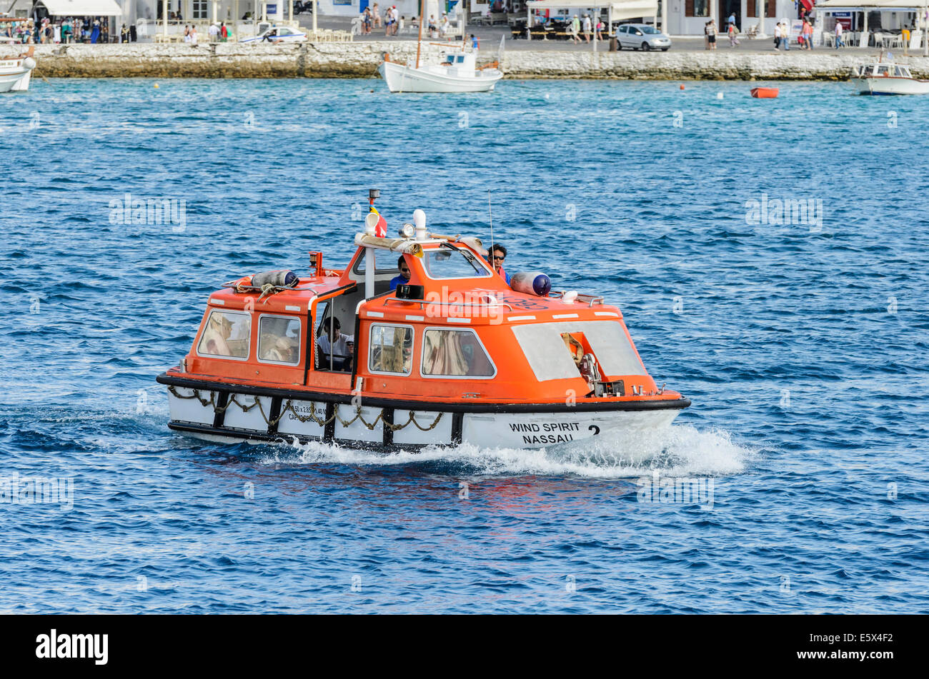 Schiff Rettungsboot zart Überführung Menschen zu ihrem Schiff in Mykonos, Kykladen, Griechenland Stockfoto