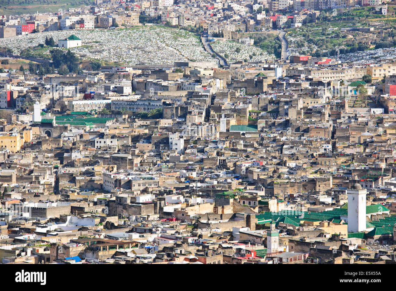 Skyline der Stadt Fez nach Ost und West, Souk, umgebenden Hügeln, Stadtmauern, jüdischer Friedhof, Moscheen, Minarette, ehemalige Hauptstadt, Marokko Stockfoto