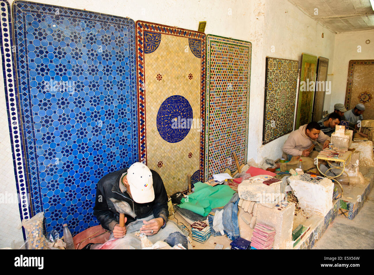 Fez, Marokko, ein Array von Kunst, Handwerk alles marokkanischen, Weber, Seide, Kupfer, Metall, Keramik, Souk, Medina, Handwerker, Geschäfte, Märkte. Stockfoto