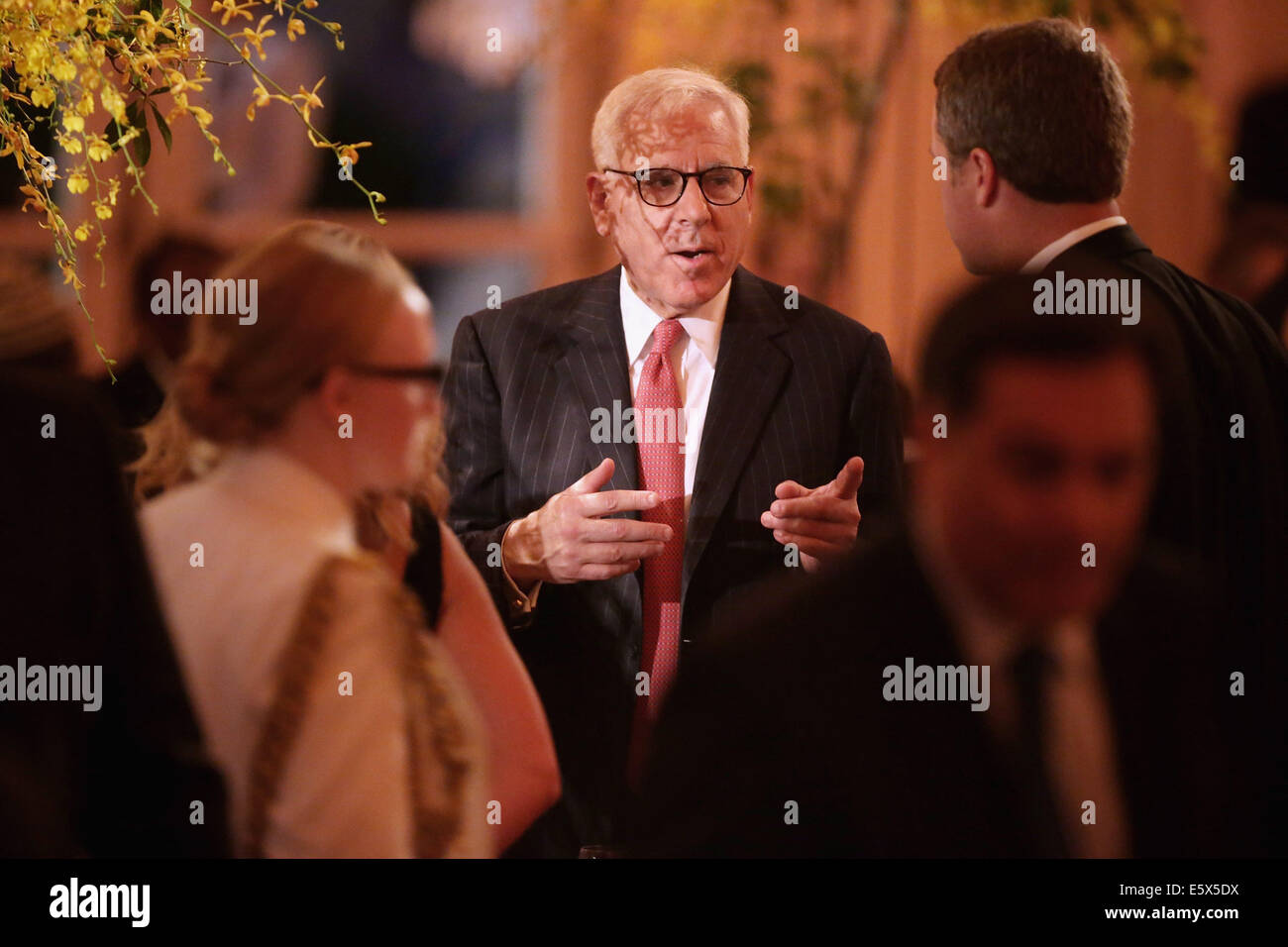 Geschäftsführer der Carlyle Group David Rubenstein (C) Gespräche mit Gästen bei einem Dinner anlässlich der U.S.-Afrika Leaders Summit auf dem South Lawn des weißen Hauses in Washington D.C., USA 5. August 2014.  Präsident Barack Obama fördert Geschäftsbeziehungen zwischen den Vereinigten Staaten und den afrikanischen Ländern während der dreitägigen U.S.-Afrika Leaders Summit, wo 49 Staatschefs in Washington treffen. Bildnachweis: Chip Somodevilla / über CNP/Dpa - NO WIRE SERVICE - Pool Stockfoto