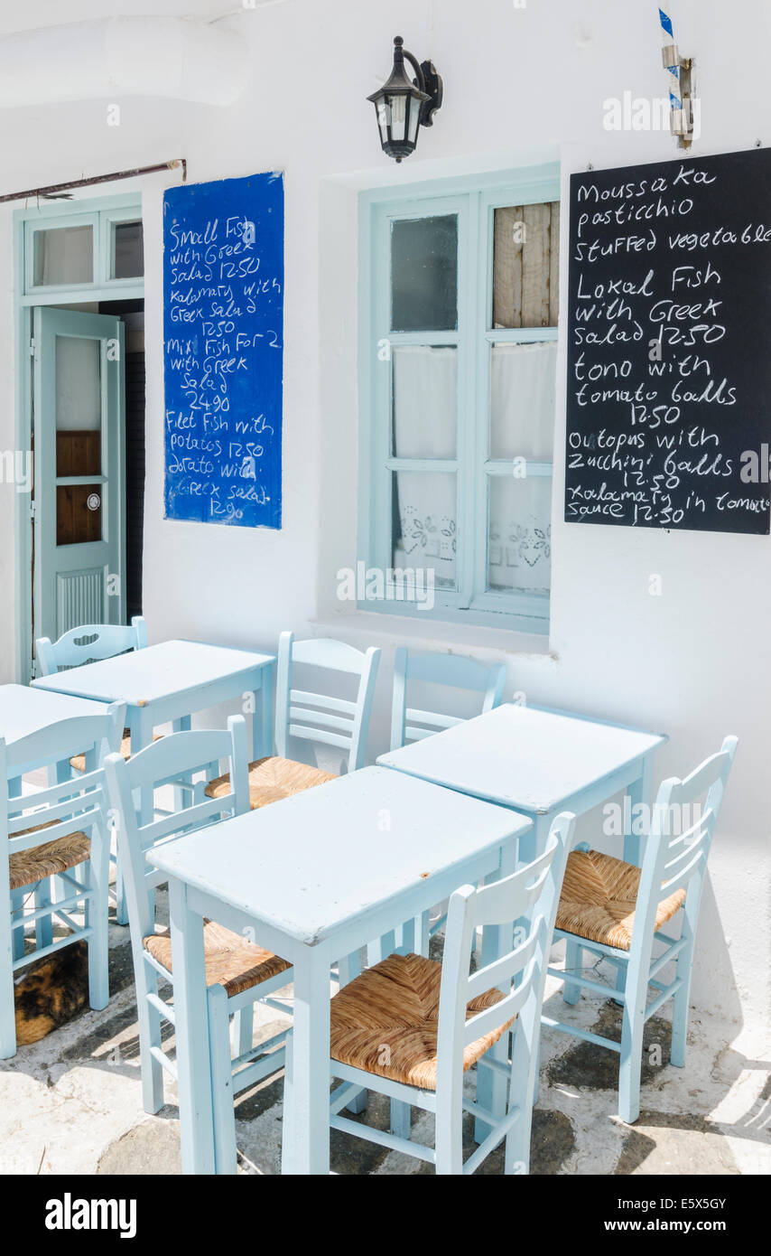 Blackboard-Menüs in einer griechischen Taverne in Naoussa Stadt, Insel Paros, Kykladen, Griechenland Stockfoto