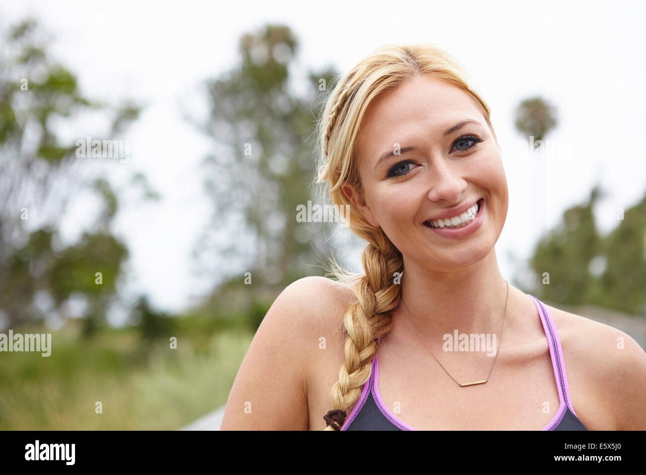 Frau mit breiten Lächeln Stockfoto
