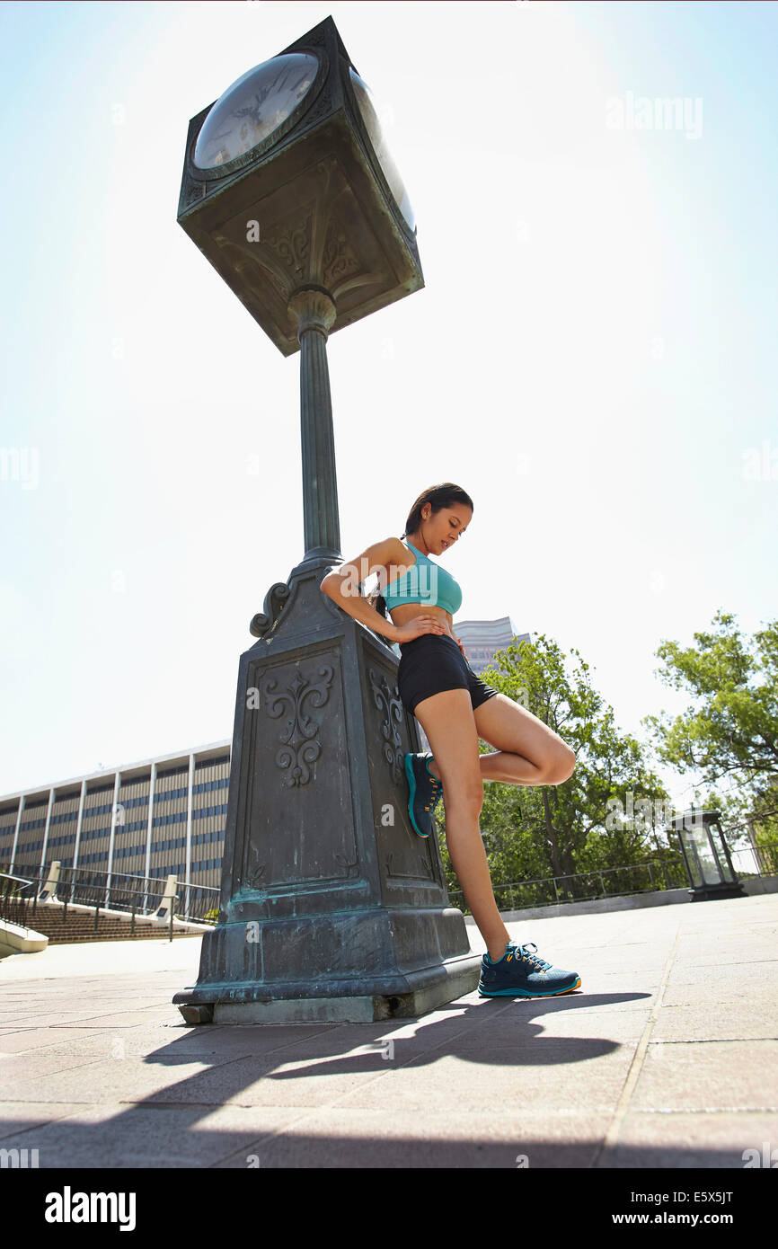 Jogger gegen Uhr Skulptur, Los Angeles, Kalifornien, USA Stockfoto