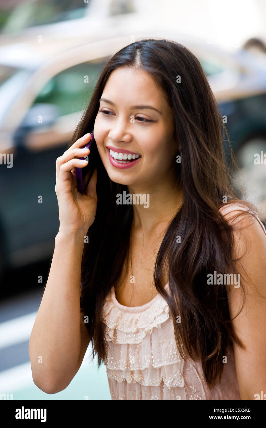 Porträt der jungen Frau mit Handy Stockfoto