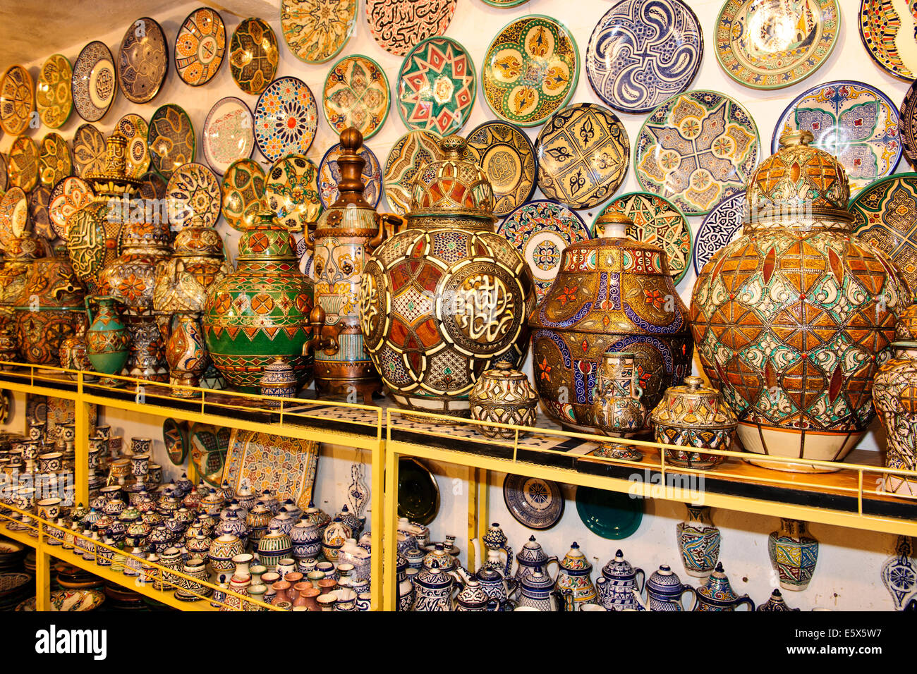 Fez, Marokko, ein Array von Kunst, Handwerk alles marokkanischen, Weber, Seide, Kupfer, Metall, Keramik, Souk, Medina, Handwerker, Geschäfte, Märkte. Stockfoto