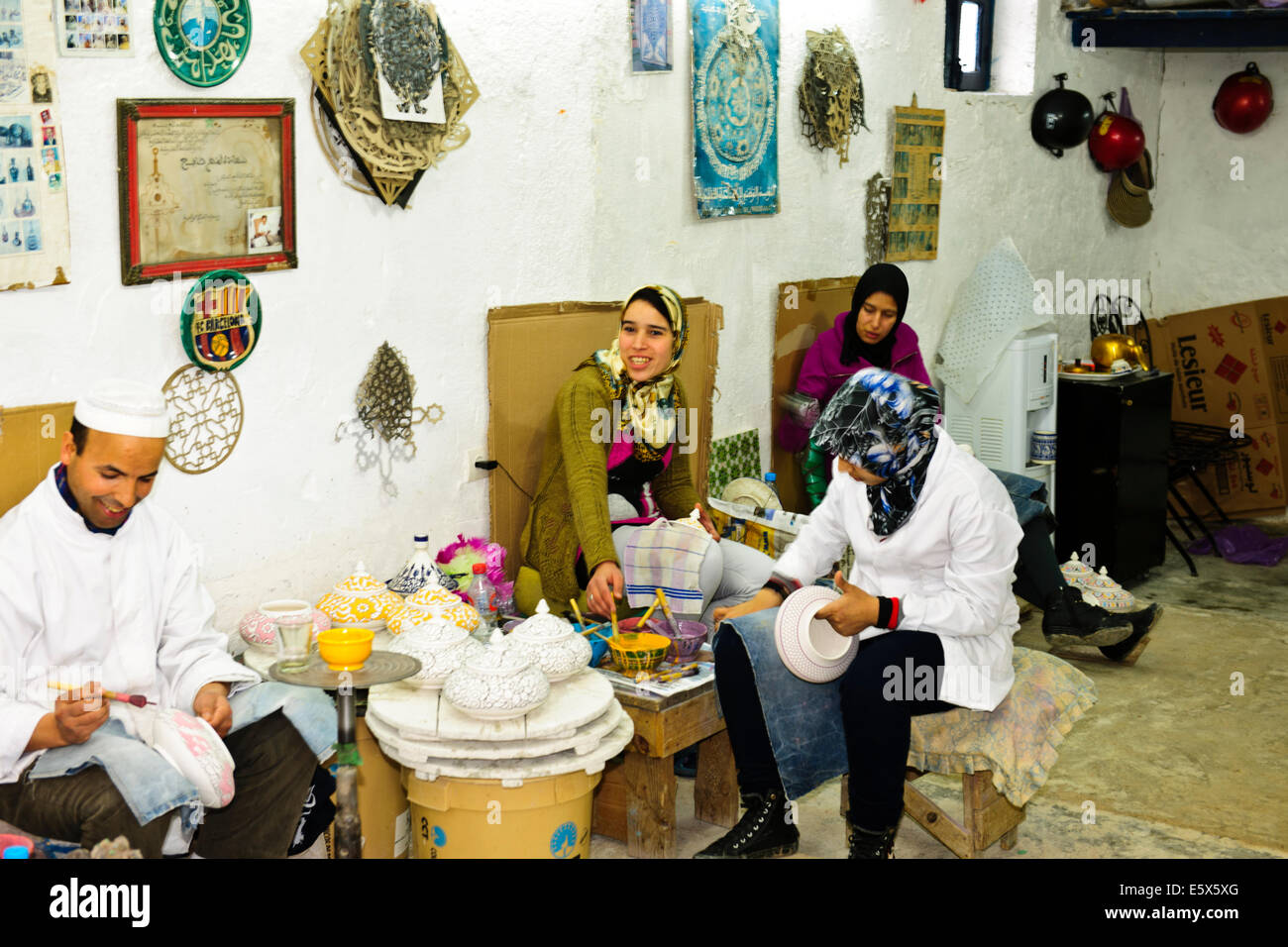 Fez, Marokko, ein Array von Kunst, Handwerk alles marokkanischen, Weber, Seide, Kupfer, Metall, Keramik, Souk, Medina, Handwerker, Geschäfte, Märkte. Stockfoto