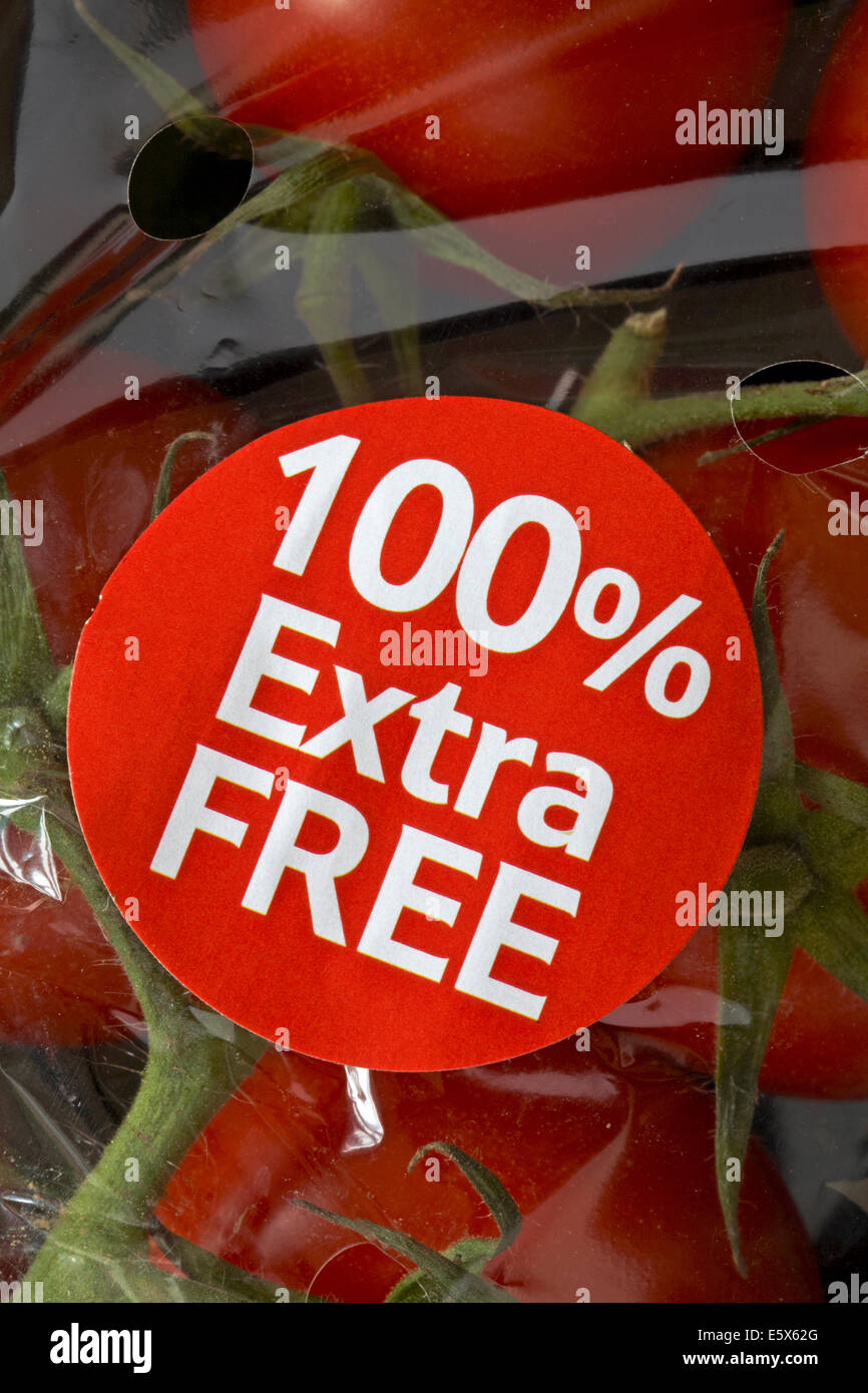 100% kostenlose Aufkleber auf der Packung mit Tesco eat Fresh Family pack Weinstock sonnengereiften Tomaten Stockfoto