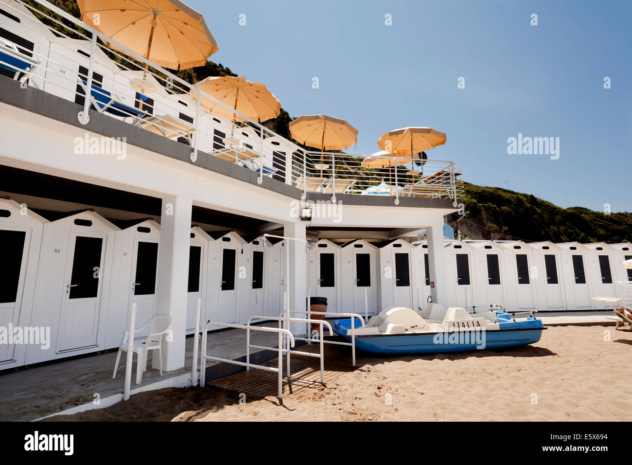 Pedalo und Strandhütten in Castiglioncello-Italien Stockfoto