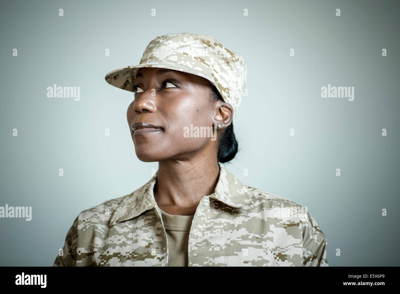 Studioportrait von zuversichtlich Soldatin Blick seitwärts Stockfoto