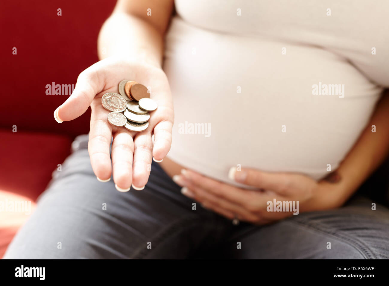 Schwangere Frau mit Geldsorgen Stockfoto