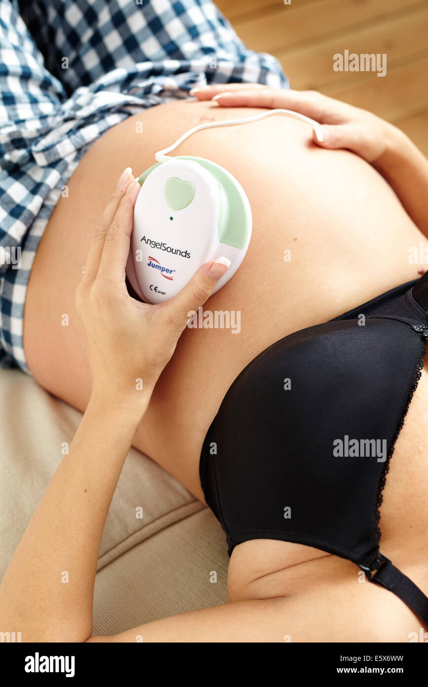 Schwangere Frau ihr Baby hören Stockfoto