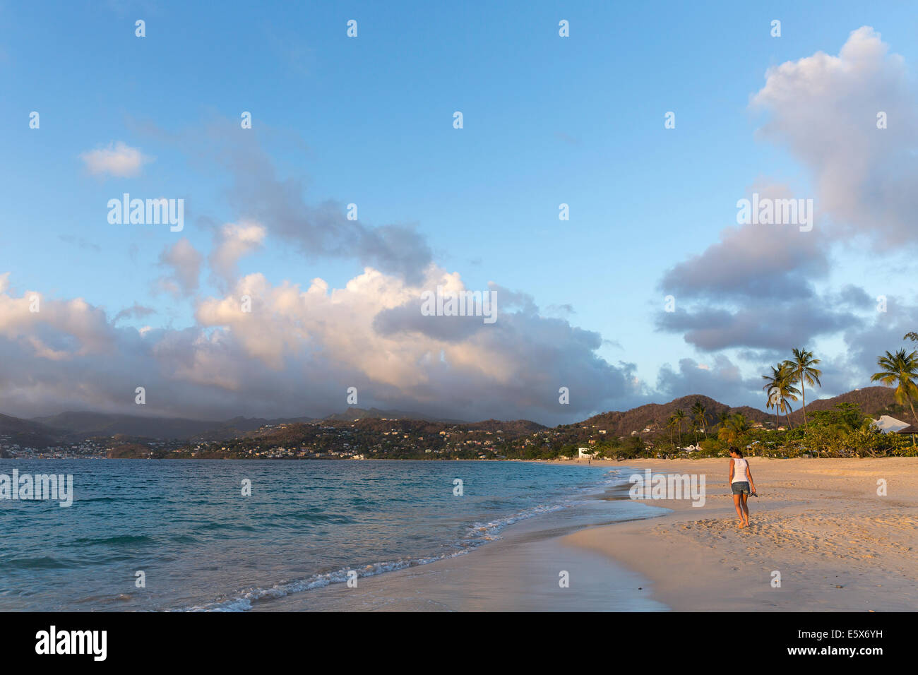 Ansicht von hinten Mitte erwachsenen Frau spazieren am Strand, Spice Island Beach Resort, Grenada, Caribbean Stockfoto