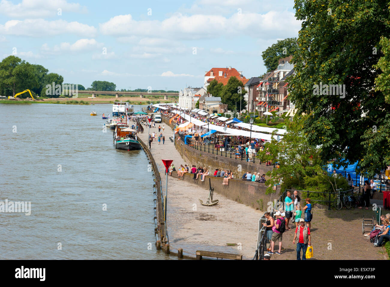 Belebten Boulevard des Flusses IJssel als shopping-Menschen versammeln sich um die Buch-Stände. Stockfoto