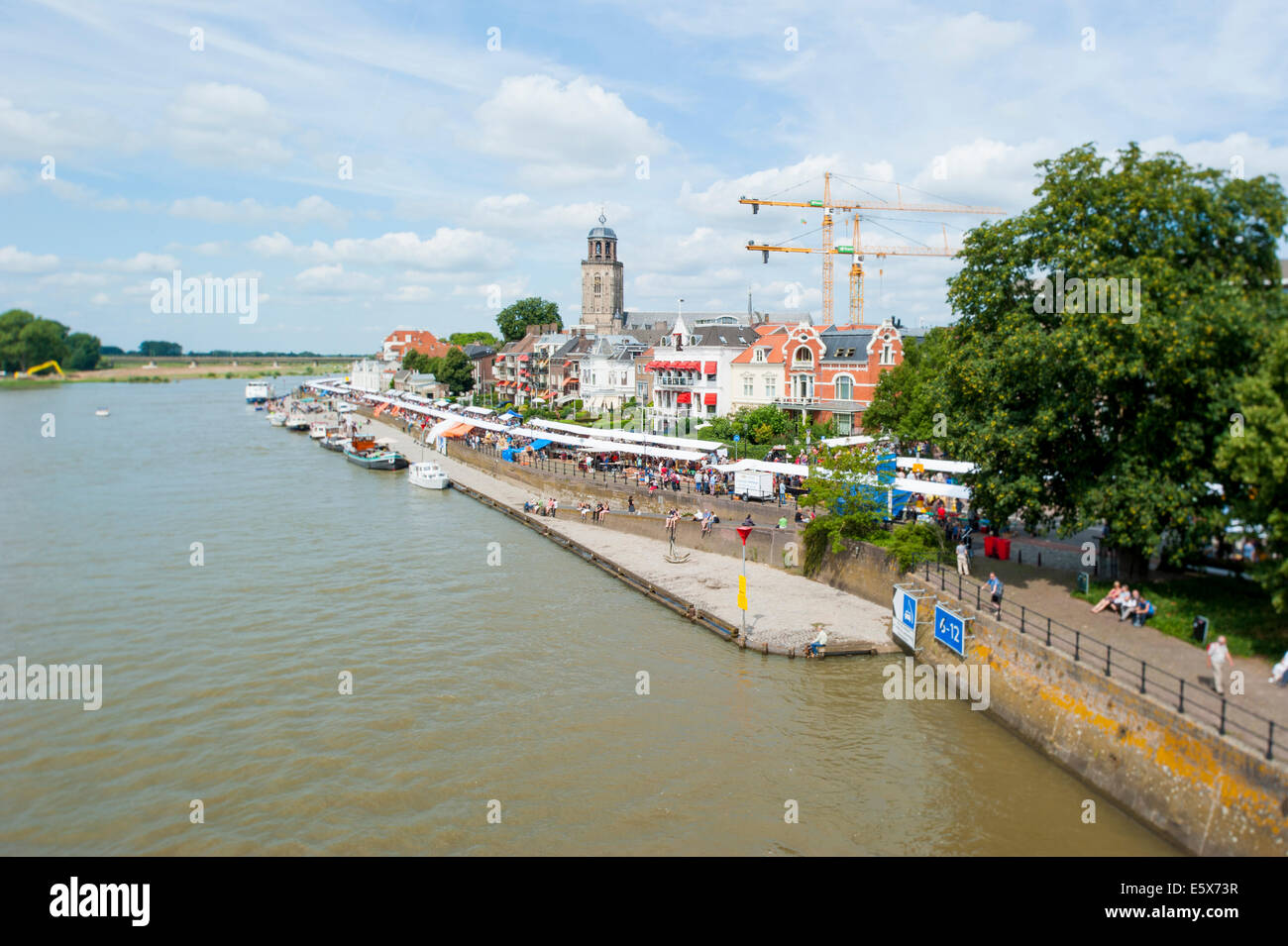 Belebten Boulevard des Flusses IJssel als shopping-Menschen versammeln sich um die Buch-Stände auf dem Büchermarkt Deventer. Stockfoto