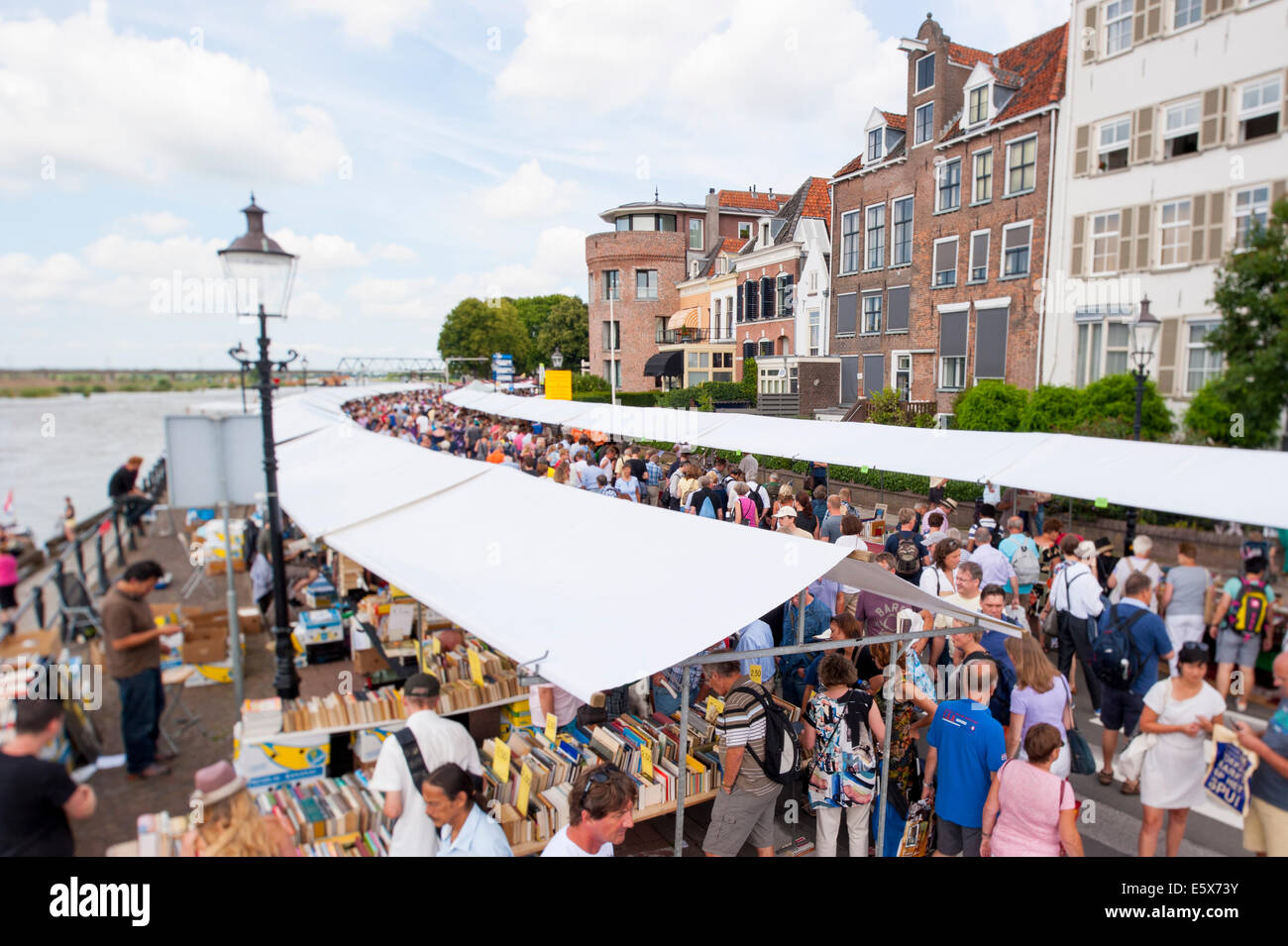 Eine lange Schlange von Markt Stände mit Personen an der jährlichen Deventer Büchermarkt einkaufen. Stockfoto