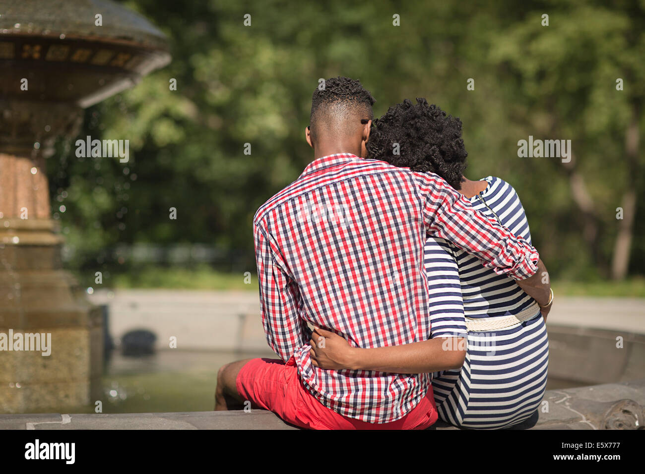 Rückansicht der jungen Paare, Bethesda Brunnen, Central Park, New York City, USA Stockfoto