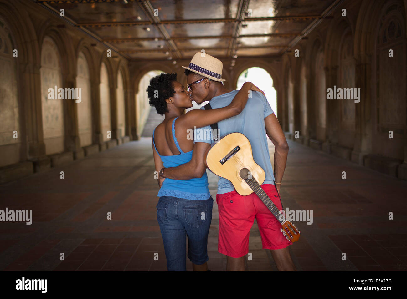 Rückansicht des jungen Paares mit Mandoline in Bethesda Terrasse Arcade, Central Park, New York City, USA Stockfoto