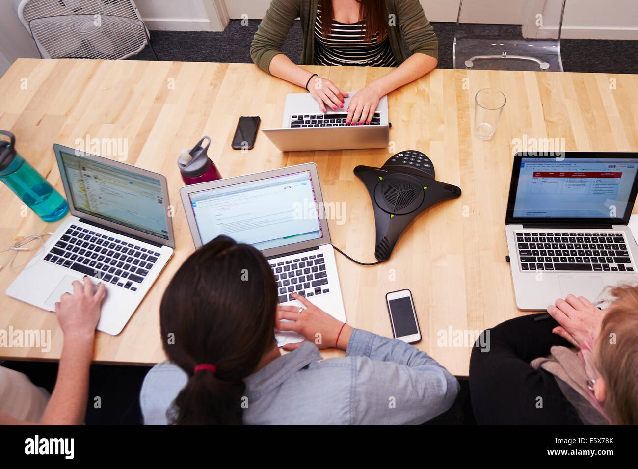 Erhöhte Ansicht von Frauen, die auf laptops Stockfoto