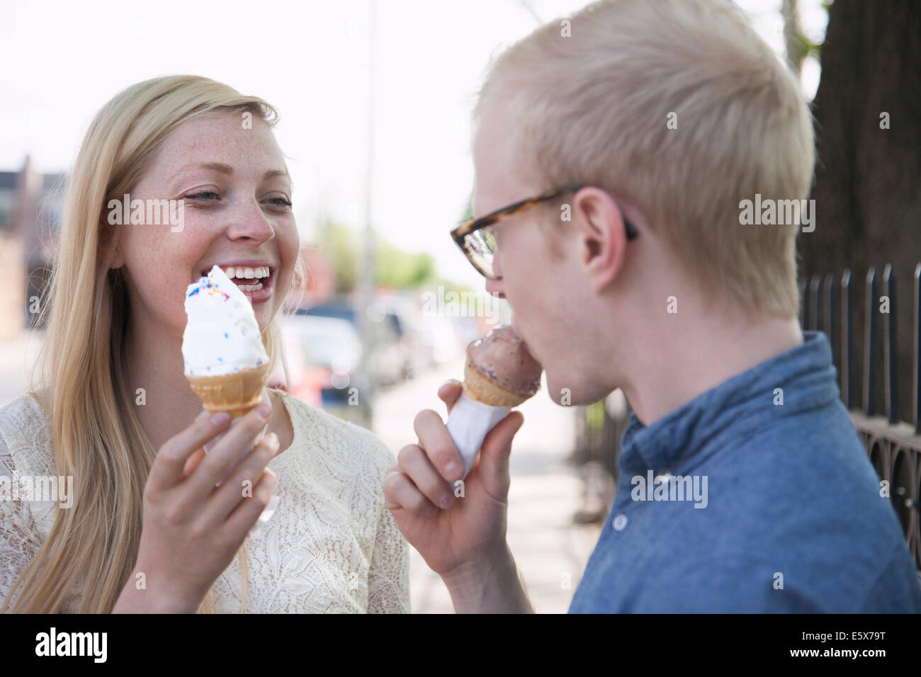 Junges Paar essen Eiscreme-Kegel auf Straße Stockfoto