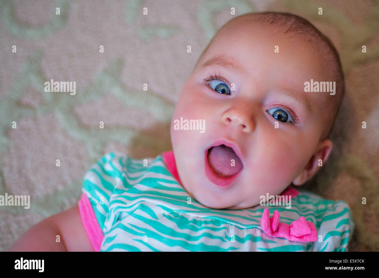 Obenliegende Porträt weit aufgerissenen Augen Baby girl Stockfoto