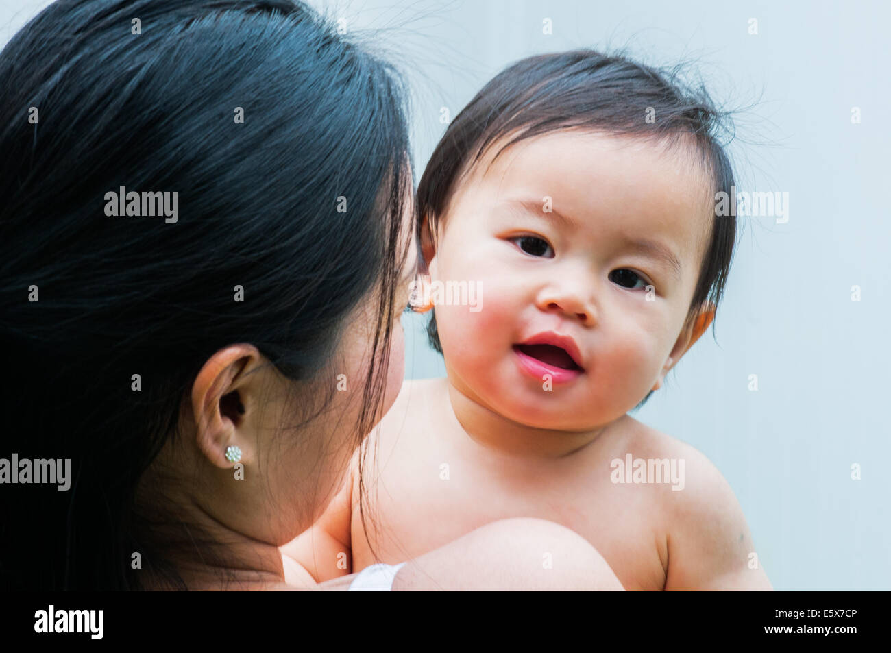 Porträt von Mitte adult Mutter und Baby boy Stockfoto