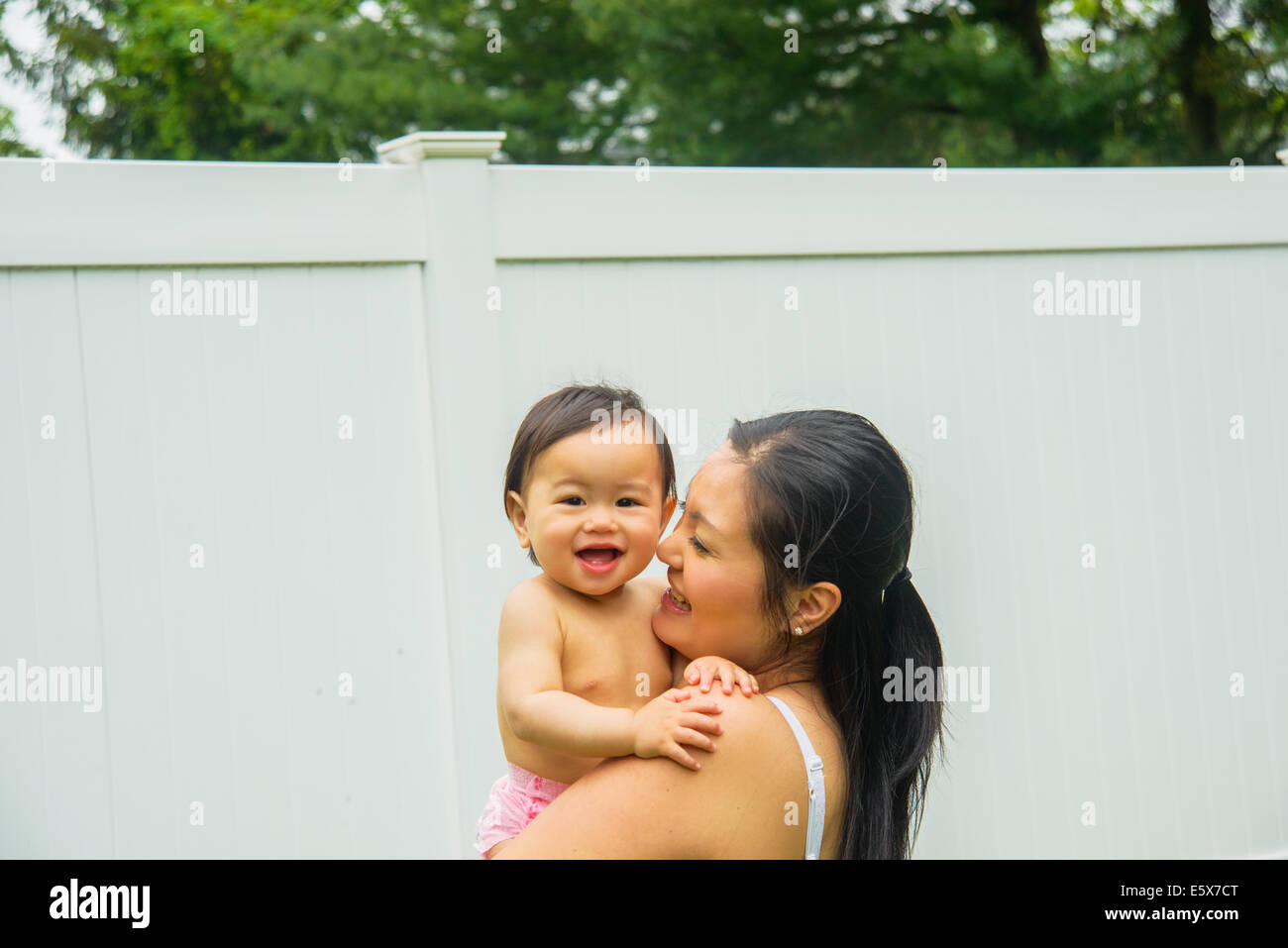 Porträt von Mitte adult Mutter und Baby Boy im Garten Stockfoto