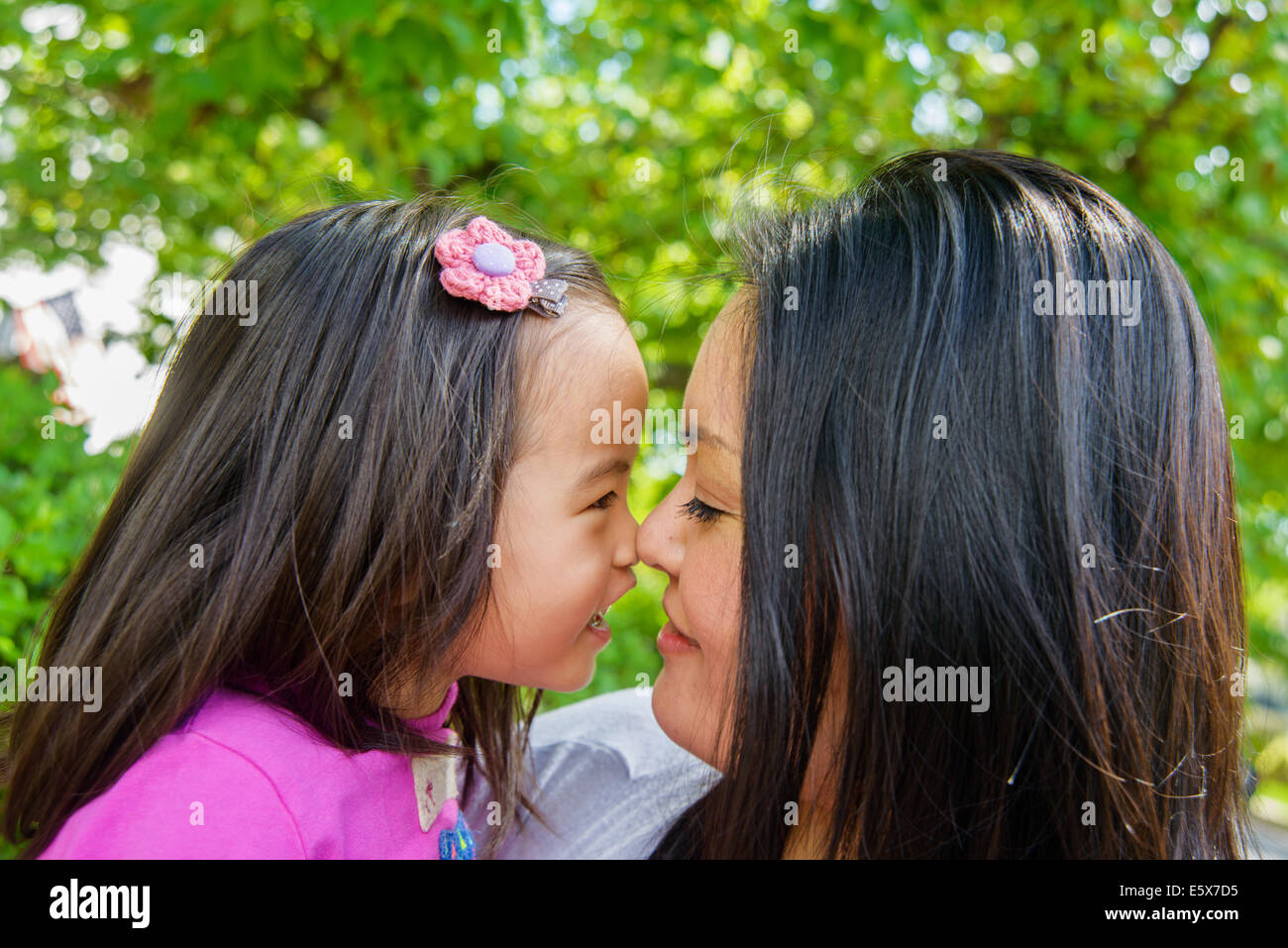 Porträt von Mitte Erwachsene Mutter und Mädchen Kleinkind Nase an Nase Stockfoto