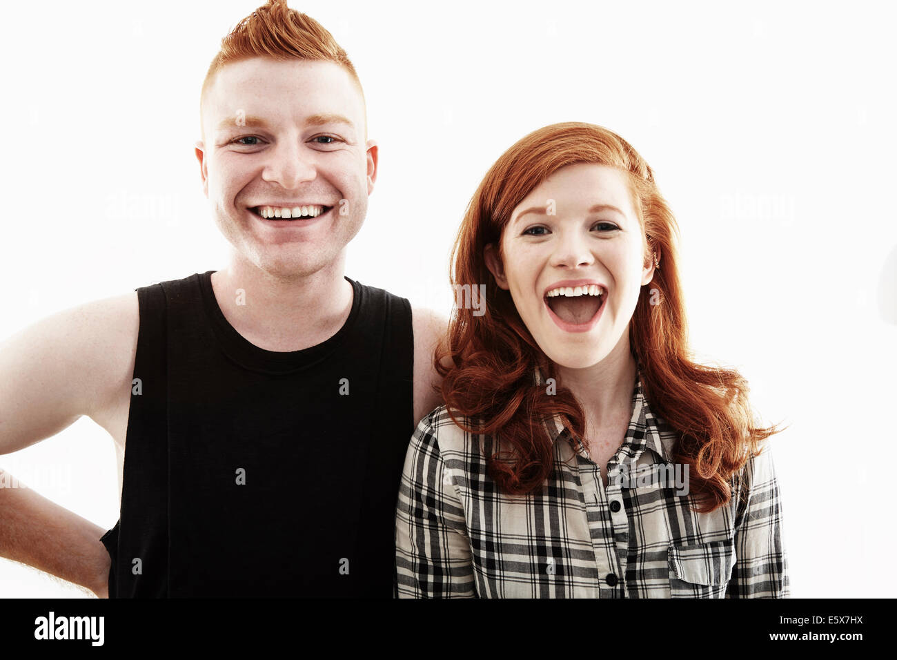 Studioportrait von roten Haaren junges Paar lachen Stockfoto