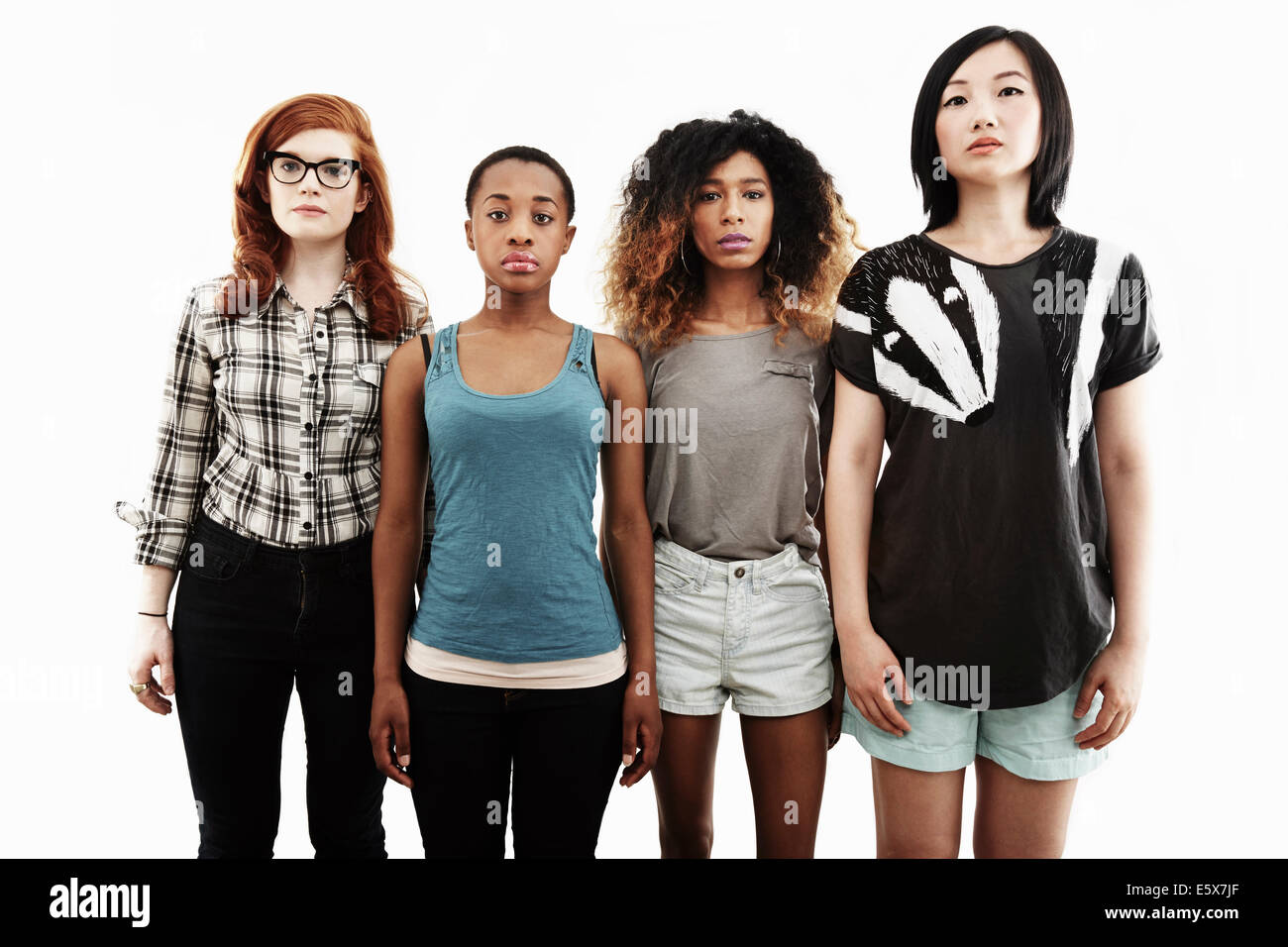 Formale Studioportrait von vier schweren jungen Frauen Stockfoto