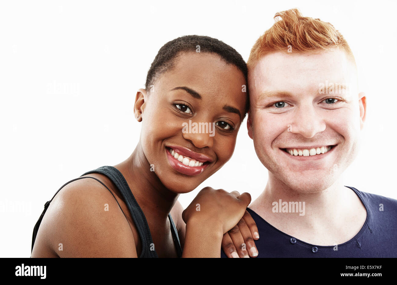 Studio-Porträt des Lächelns junges Paar Stockfoto