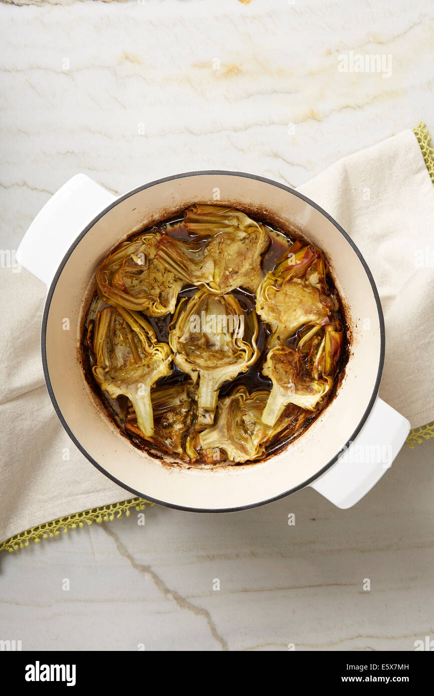 Zitrone-geschmorte Artischocken gebraten in einer Kasserolle Stockfoto