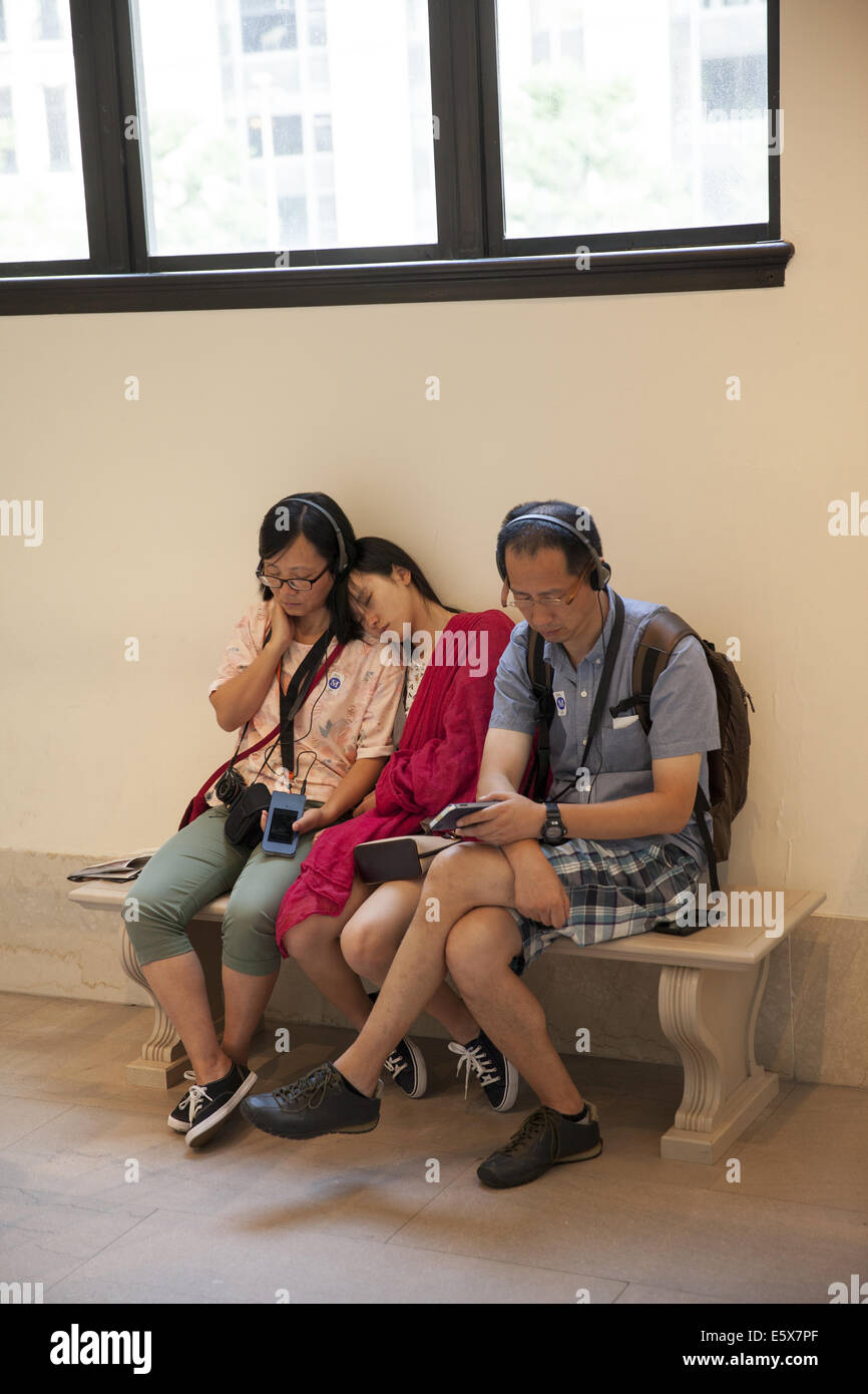 Chinesische Familie in New York City ruht im Metropolitan Museum of Art. Stockfoto